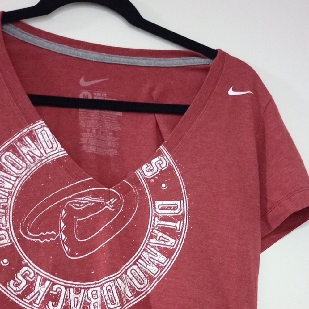 Nike Women's Red Arizona Diamondbacks Short Sleeve Tee V-Neck Graphic Slim Fit - Picture 2 of 3